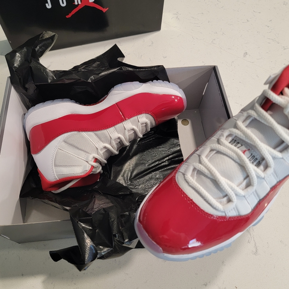 Air Jordan 11 Retro white Varsity red black Sz 8